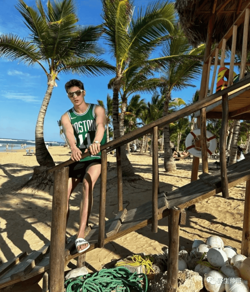 00 后的留学生，不仅玩得开身材也超猛！