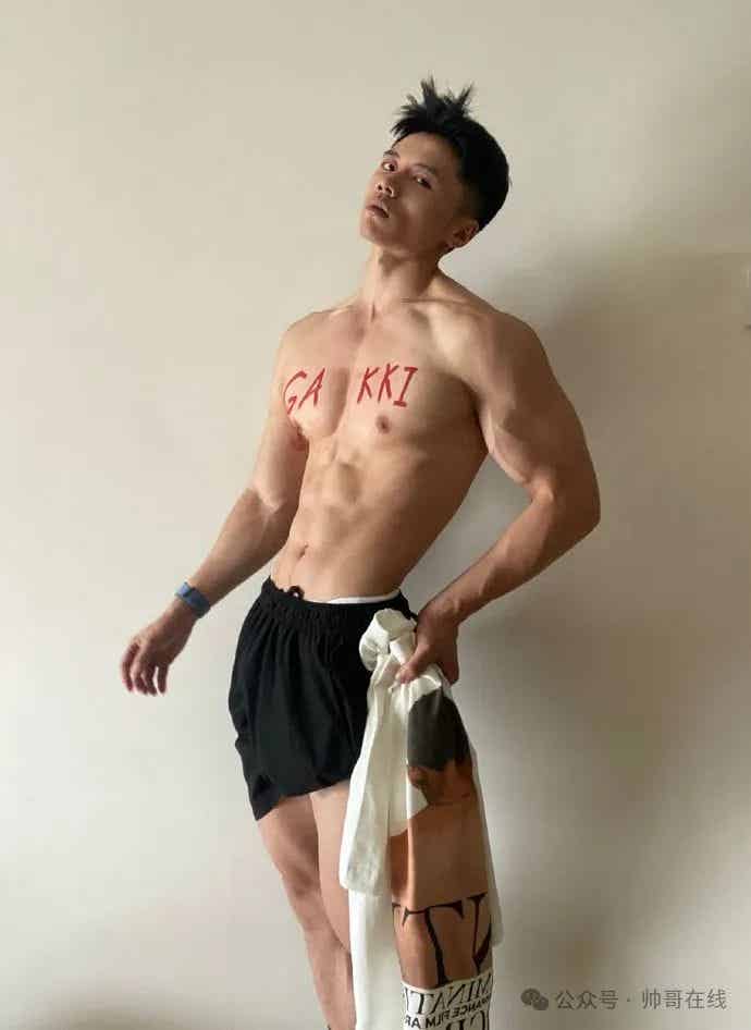 重庆大胸肌白皮小哥纯欲系张力绝了，摄影师太懂帅弟弟的美好了！