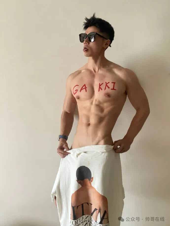 重庆大胸肌白皮小哥纯欲系张力绝了，摄影师太懂帅弟弟的美好了！