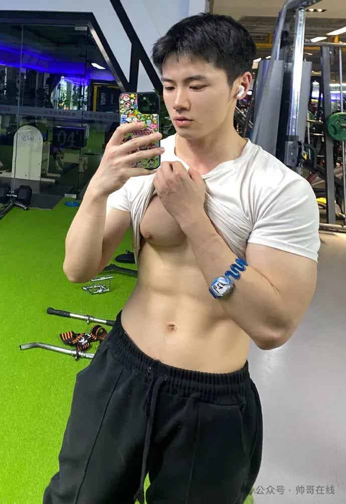 重庆大胸肌白皮小哥纯欲系张力绝了，摄影师太懂帅弟弟的美好了！