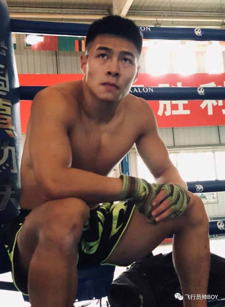 体育学院宿舍里的憨直体育生，穿这种内裤够直