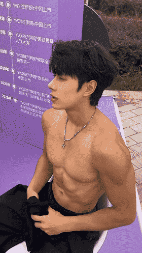 被小盆友摸腹肌的薄肌体育生，衣裤淋透的肌肉帅哥谁能顶得住啊？