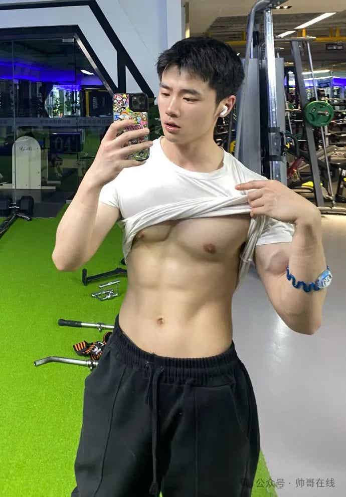 重庆大胸肌白皮小哥纯欲系张力绝了，摄影师太懂帅弟弟的美好了！