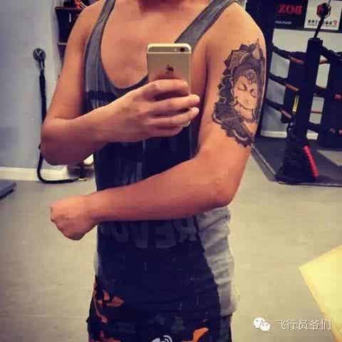 霸道总裁硬汉晒生活，你造他平时是怎样吗？