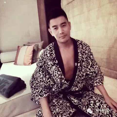 霸道总裁硬汉晒生活，你造他平时是怎样吗？