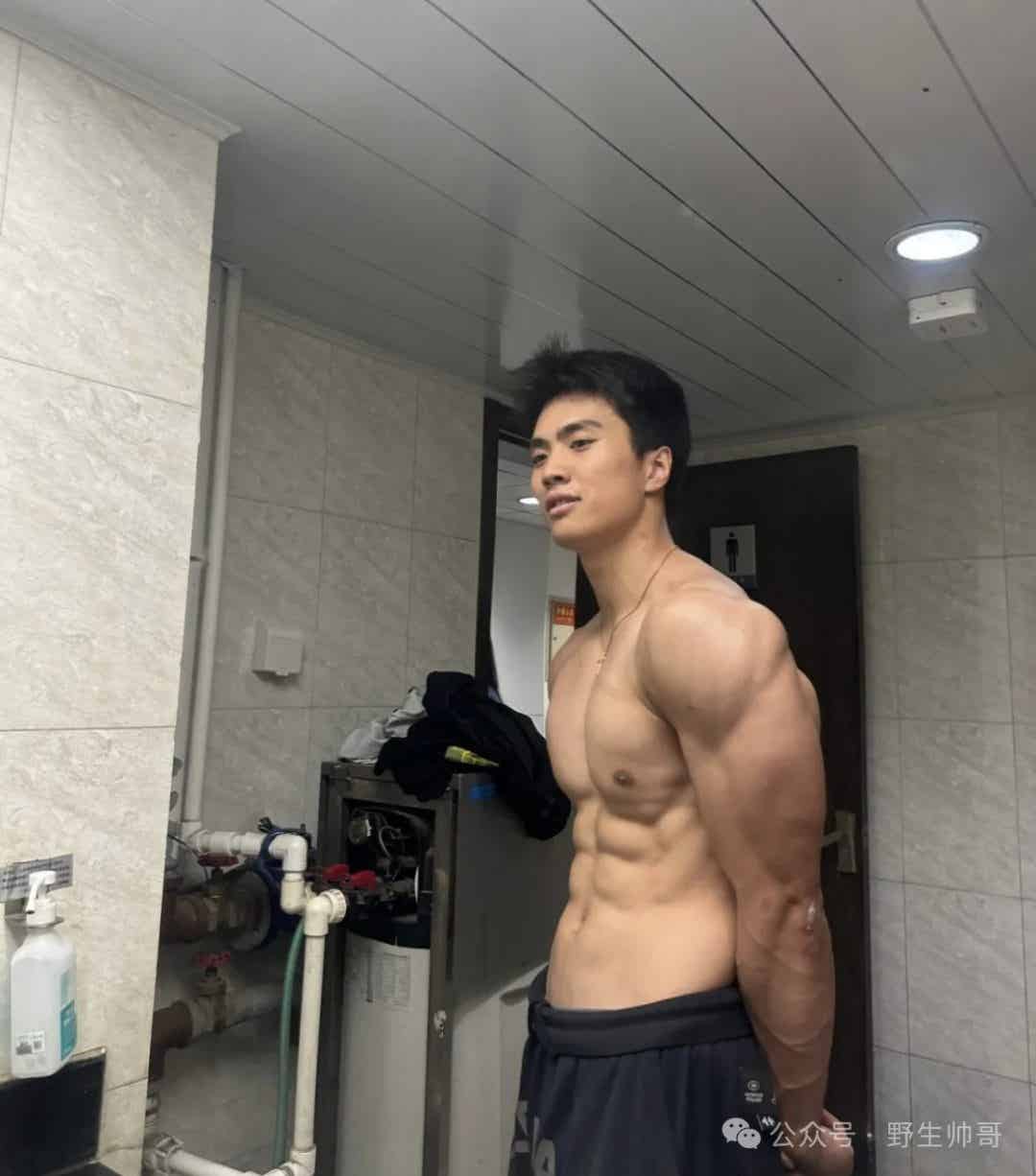 北体大二肌肉体育生运动男大也太可了！鼻子好大呀！