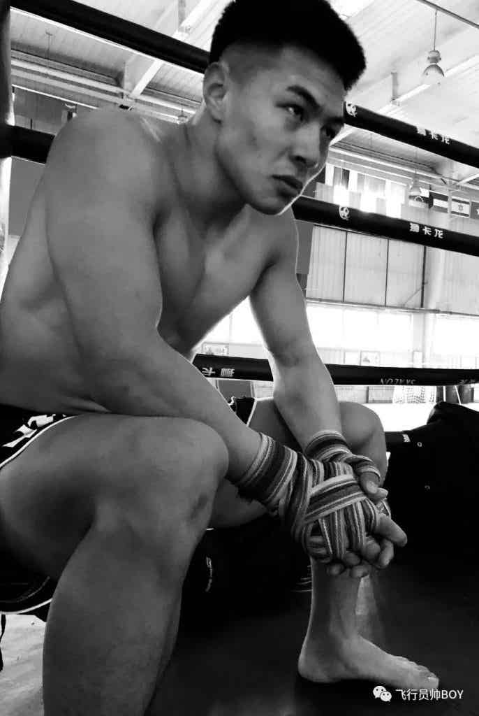 体育学院宿舍里的憨直体育生，穿这种内裤够直