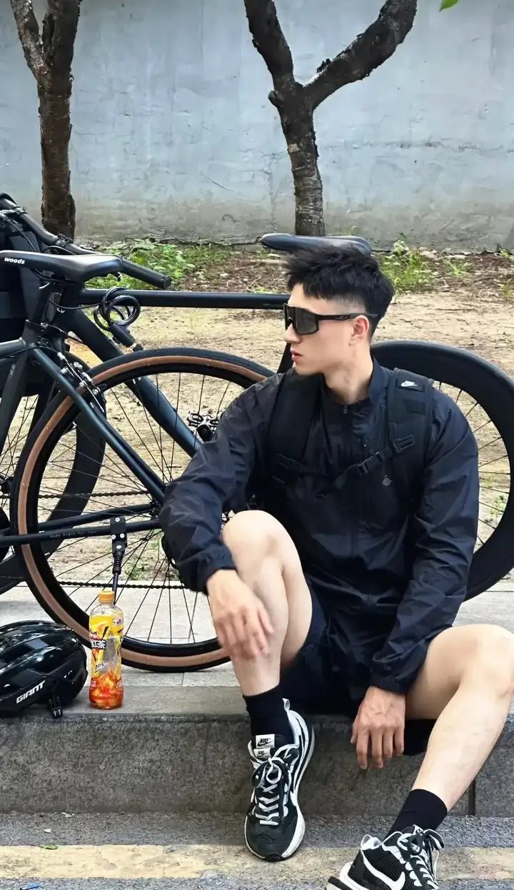 东北 180cm 的性感大白腿帅哥