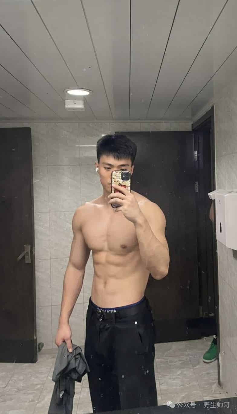 北体大二肌肉体育生运动男大也太可了！鼻子好大呀！