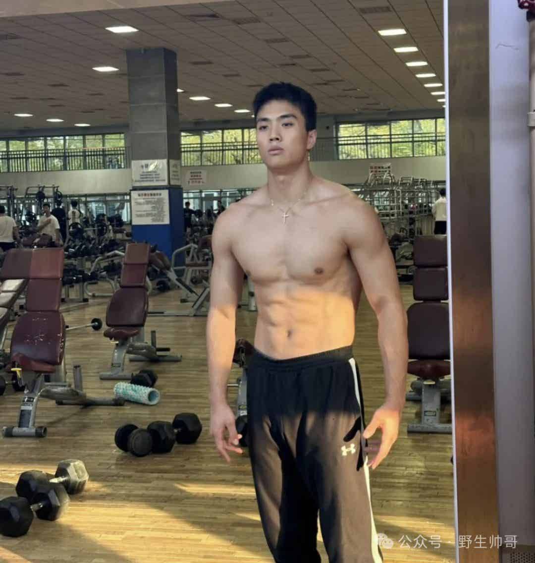 北体大二肌肉体育生运动男大也太可了！鼻子好大呀！