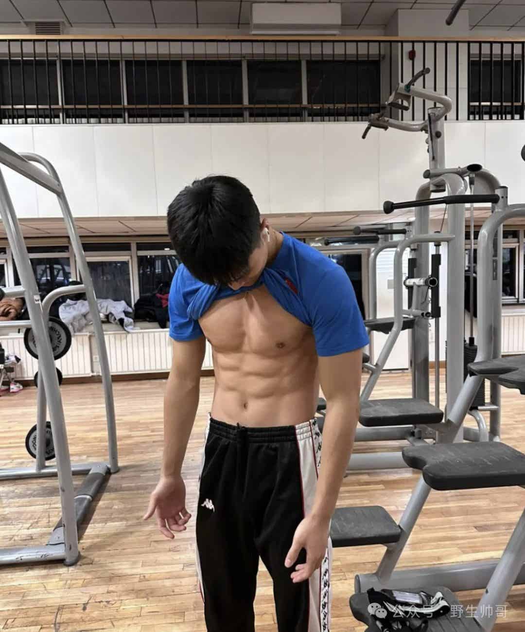北体大二肌肉体育生运动男大也太可了！鼻子好大呀！