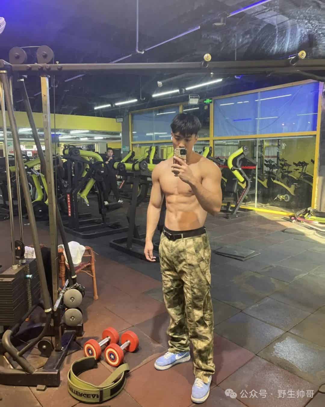 北体大二肌肉体育生运动男大也太可了！鼻子好大呀！