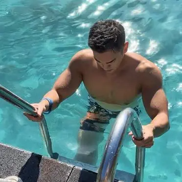 河边惊现野性猛男!肌肉古铜肌,荷尔蒙狂溢! 河边惊现野性猛男!肌肉古铜肌,荷尔蒙狂溢!