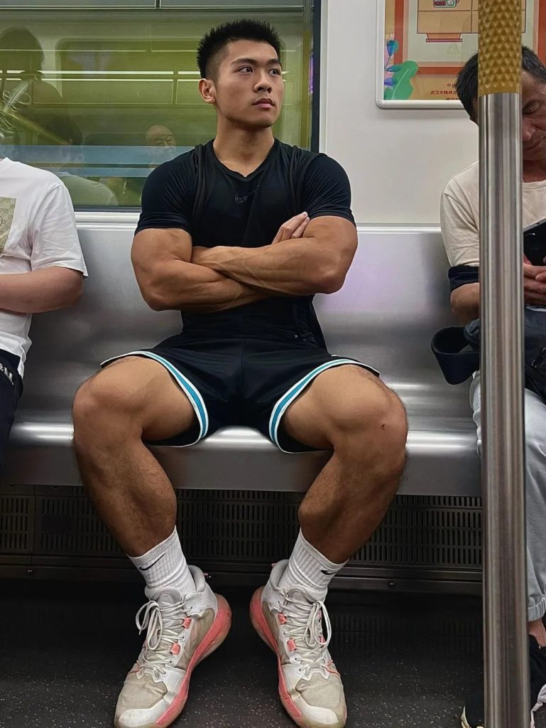 武汉地铁的黑皮肌肉男找到了!这大腿也粗壮了! 武汉地铁的黑皮肌肉男找到了!这大腿也粗壮了!