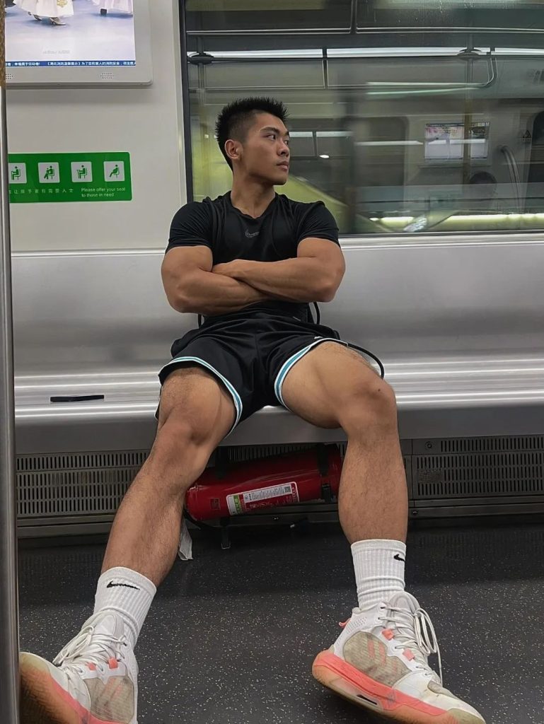 武汉地铁的黑皮肌肉男找到了!这大腿也粗壮了! 武汉地铁的黑皮肌肉男找到了!这大腿也粗壮了!