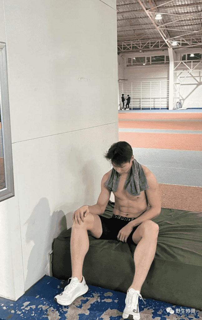 操场 19 岁的东北体育生紧身裤湿透，大长腿藏不住了！