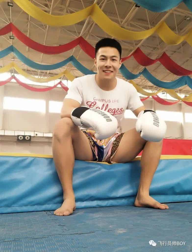 体育学院宿舍里的憨直体育生，穿这种内裤够直