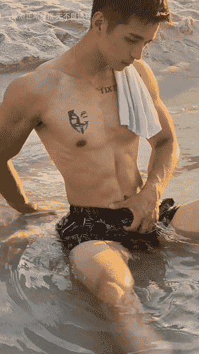 184CM 体育生私教被摄影师拍水中大片，超 A 肌肉身材馋哭网友！