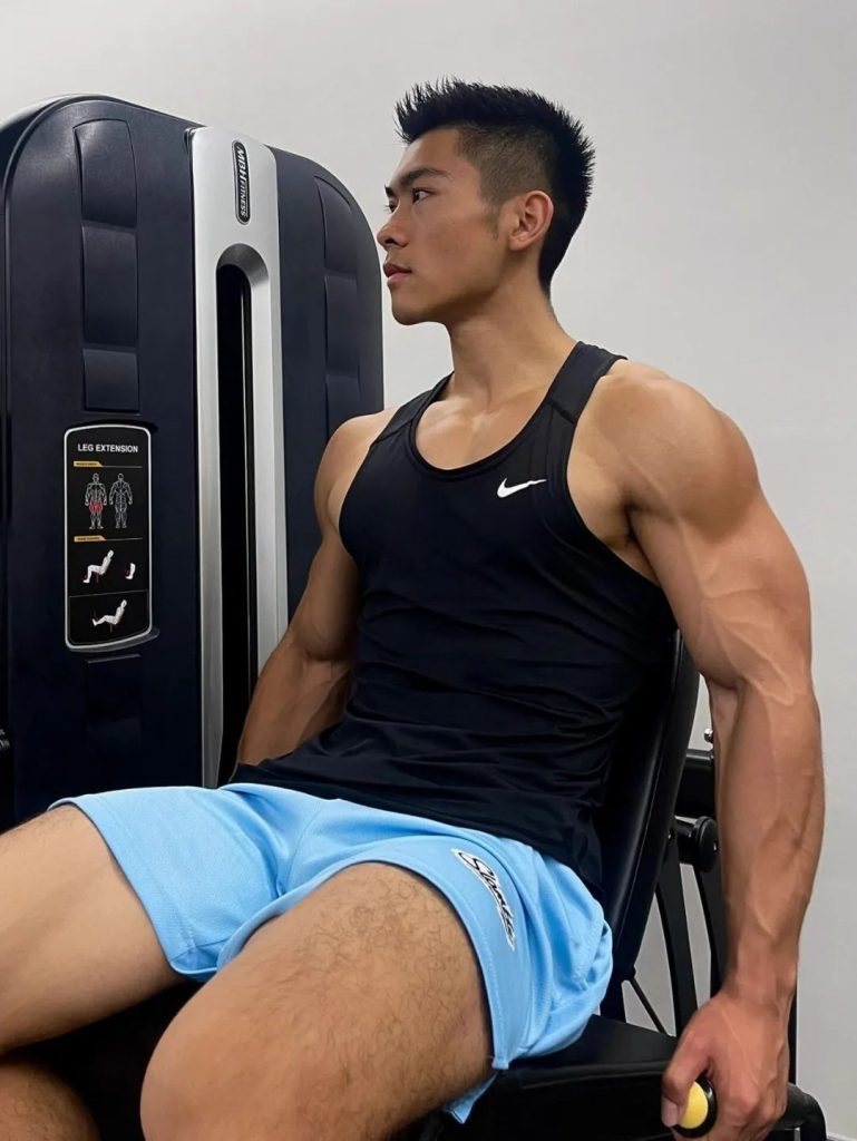 武汉地铁的黑皮肌肉男找到了!这大腿也粗壮了! 武汉地铁的黑皮肌肉男找到了!这大腿也粗壮了!