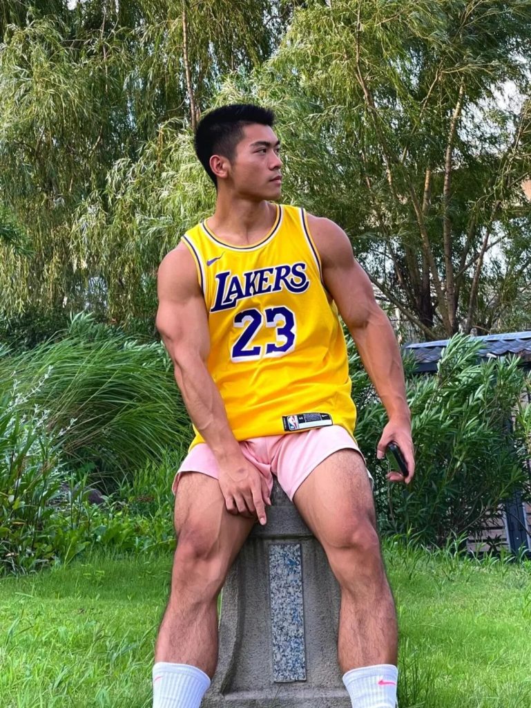 武汉地铁的黑皮肌肉男找到了!这大腿也粗壮了! 武汉地铁的黑皮肌肉男找到了!这大腿也粗壮了!