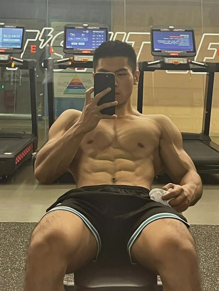 武汉地铁的黑皮肌肉男找到了!这大腿也粗壮了! 武汉地铁的黑皮肌肉男找到了!这大腿也粗壮了!