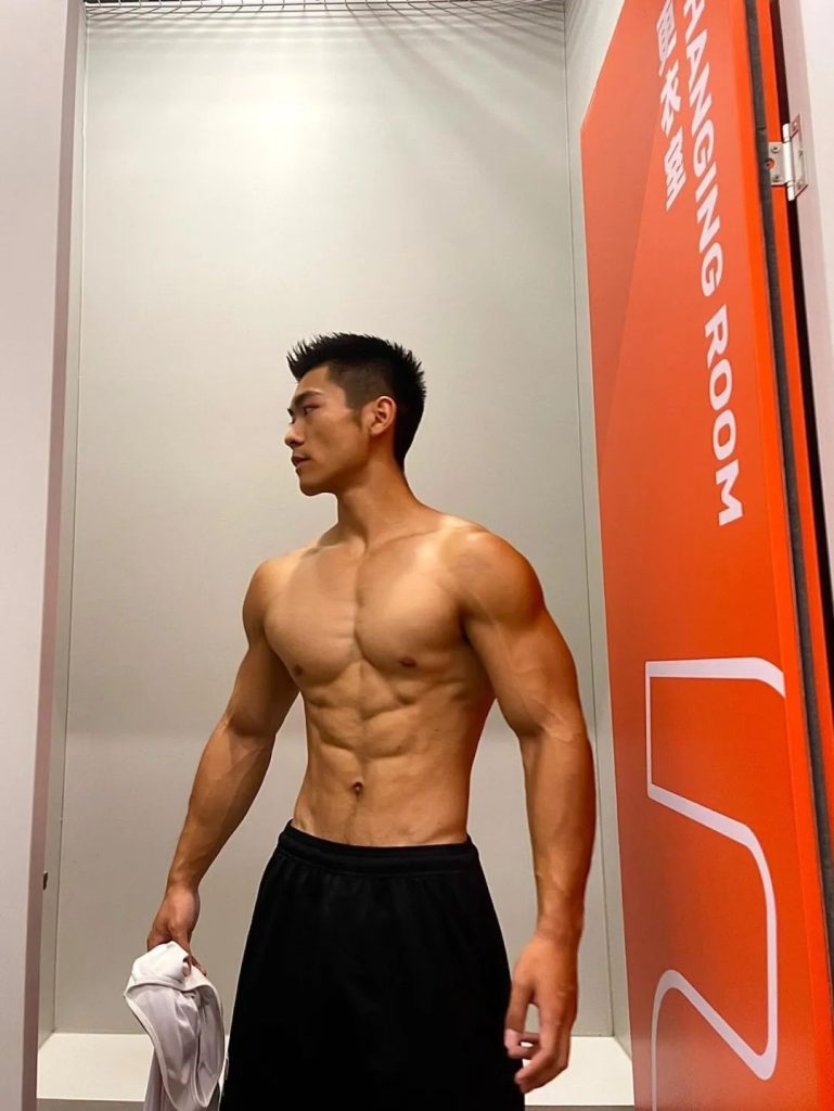 武汉地铁的黑皮肌肉男找到了!这大腿也粗壮了! 武汉地铁的黑皮肌肉男找到了!这大腿也粗壮了!