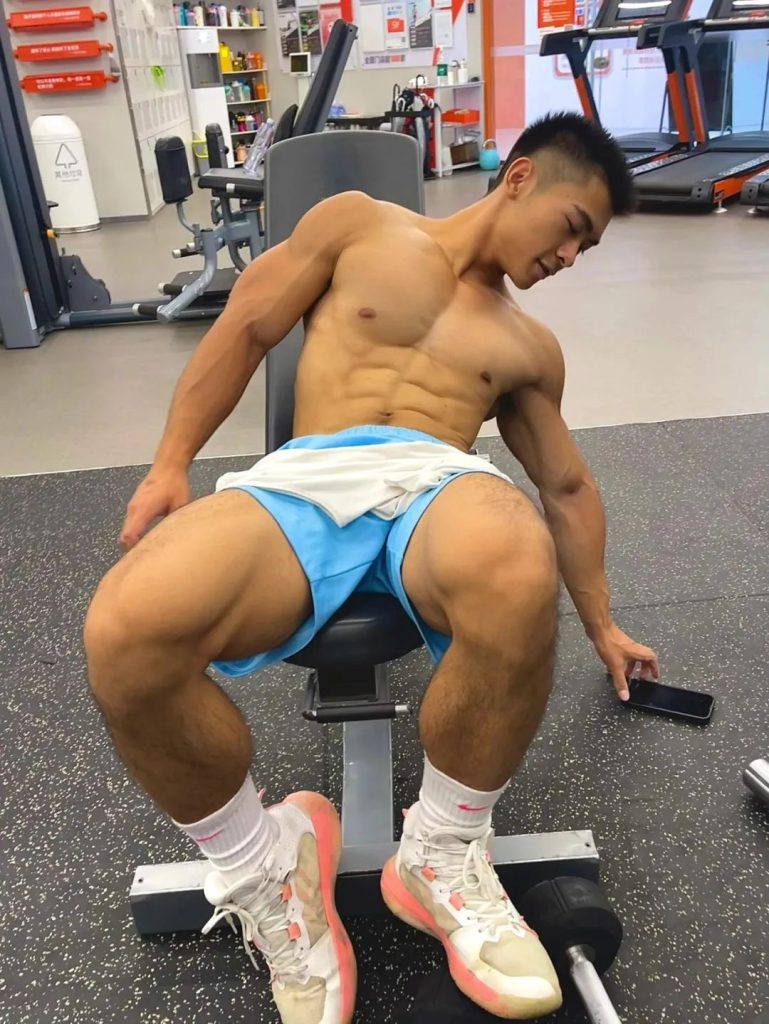 武汉地铁的黑皮肌肉男找到了!这大腿也粗壮了! 武汉地铁的黑皮肌肉男找到了!这大腿也粗壮了!