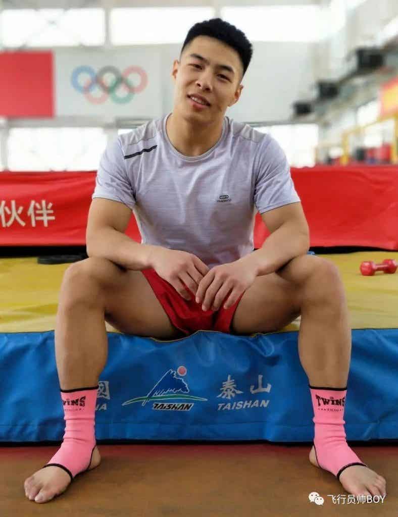 体育学院宿舍里的憨直体育生，穿这种内裤够直