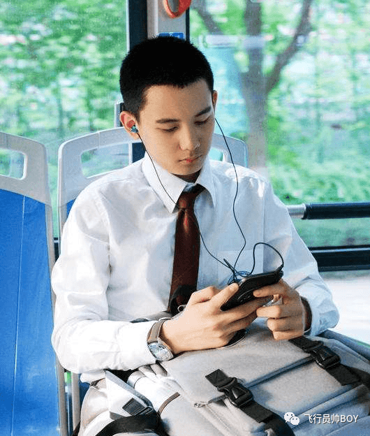 胡先煦新电影脱光光，跪着喊主人，乌尔善真会拍！