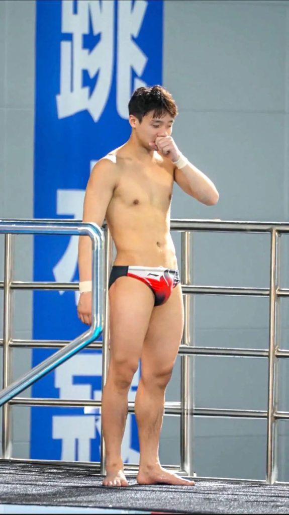 成都体育学院 04 年的跳水弟弟最新图来了！