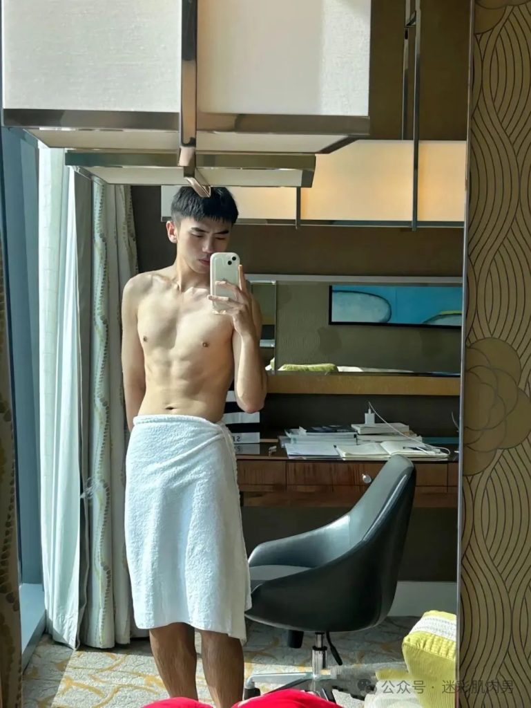 安徽 22 岁野生体育生浴室自拍，这男大实力藏不住了！