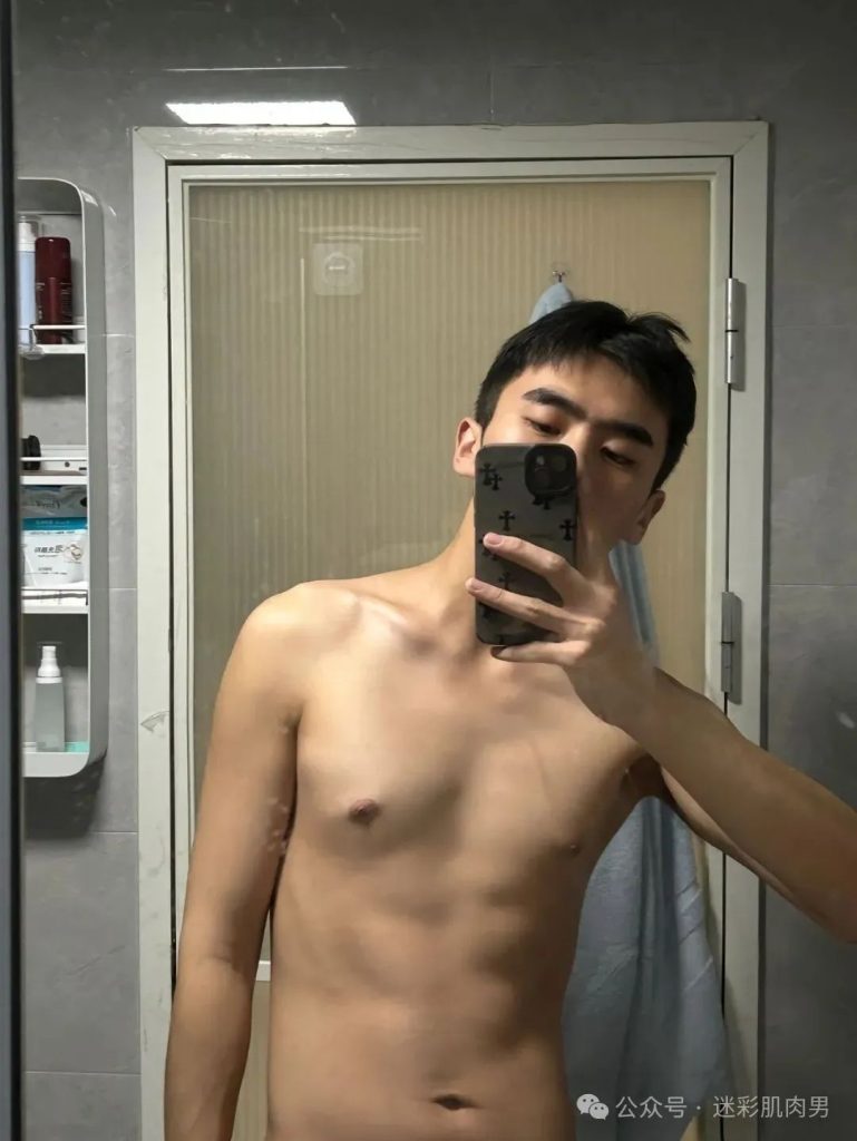 安徽 22 岁野生体育生浴室自拍，这男大实力藏不住了！