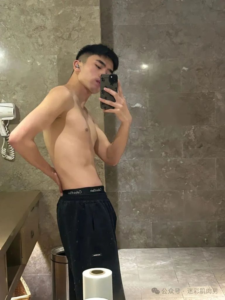 安徽 22 岁野生体育生浴室自拍，这男大实力藏不住了！
