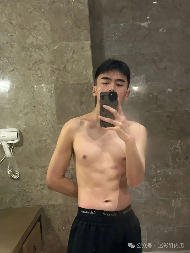安徽 22 岁野生体育生浴室自拍，这男大实力藏不住了！