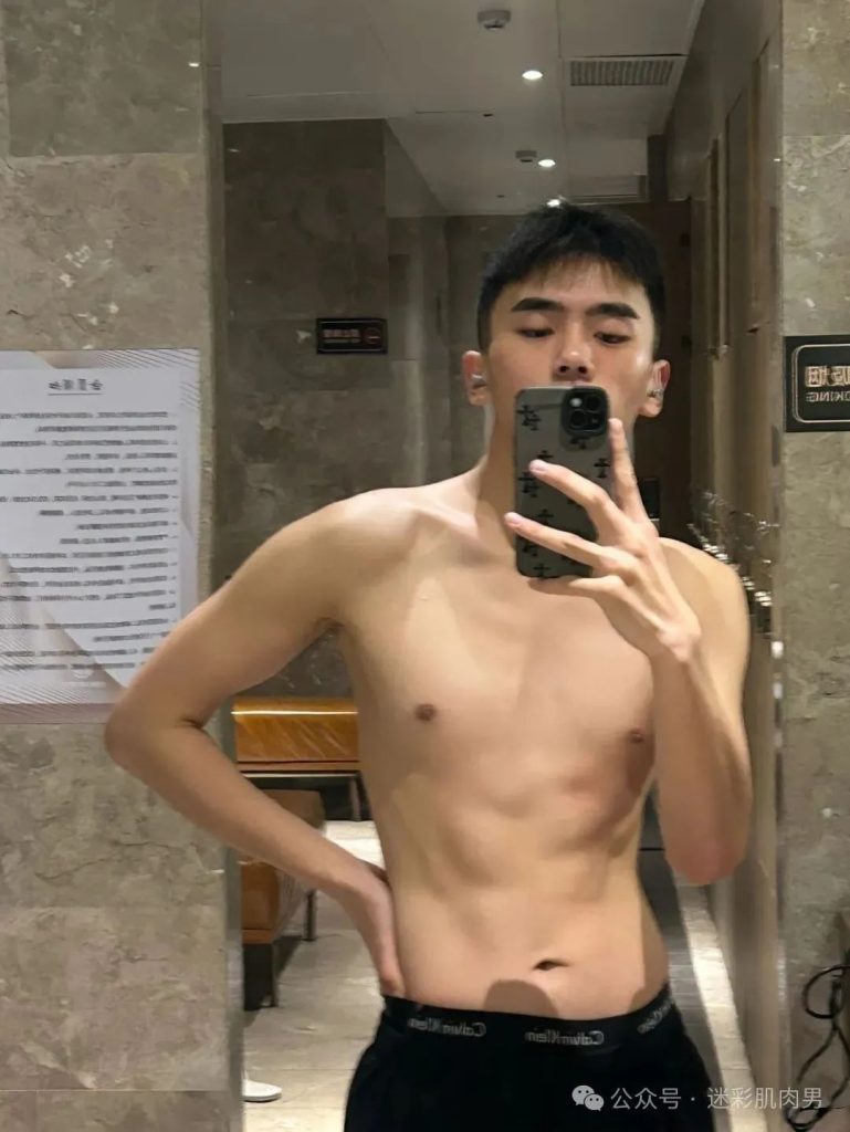安徽 22 岁野生体育生浴室自拍，这男大实力藏不住了！