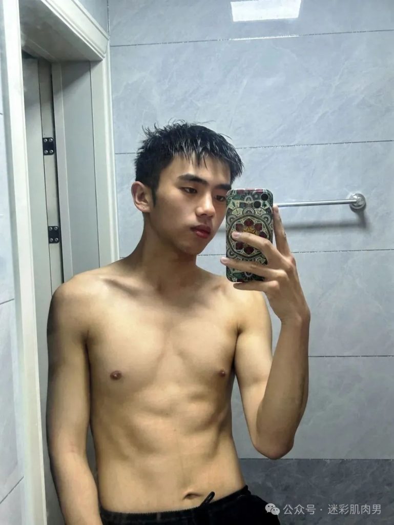 安徽 22 岁野生体育生浴室自拍，这男大实力藏不住了！