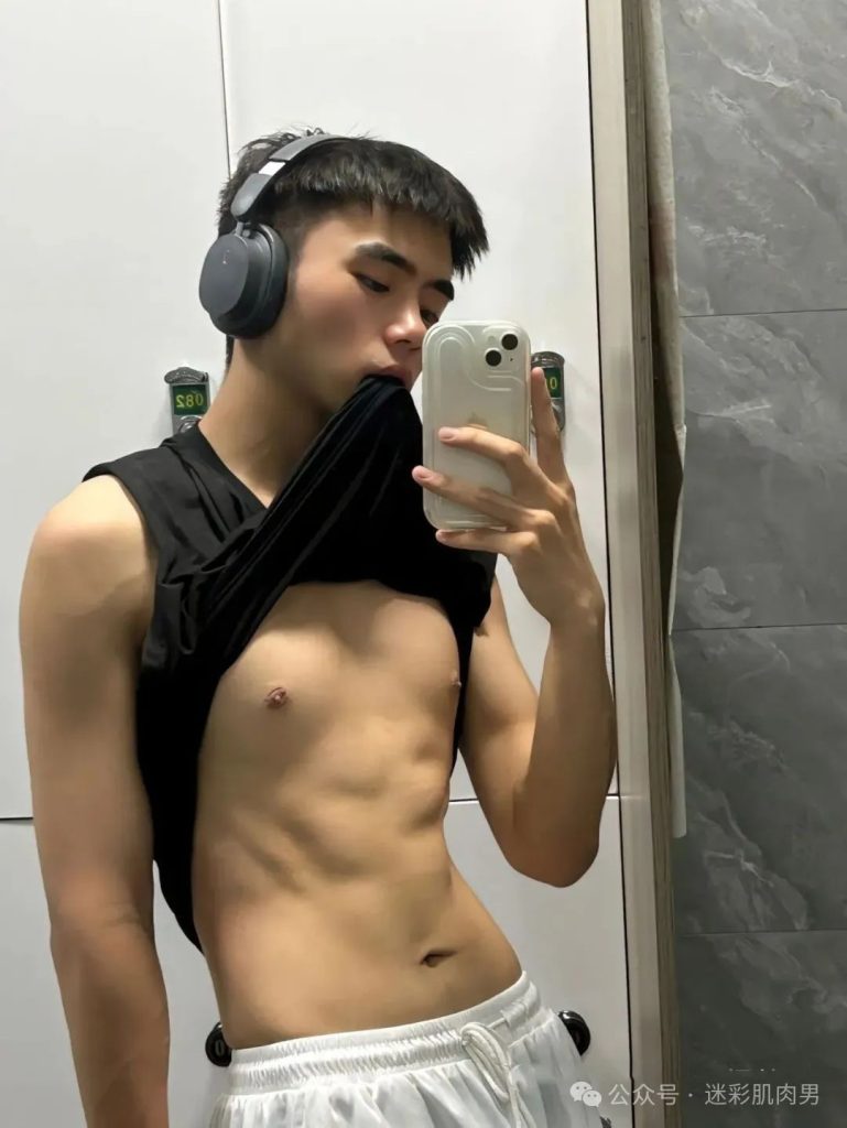 安徽 22 岁野生体育生浴室自拍，这男大实力藏不住了！