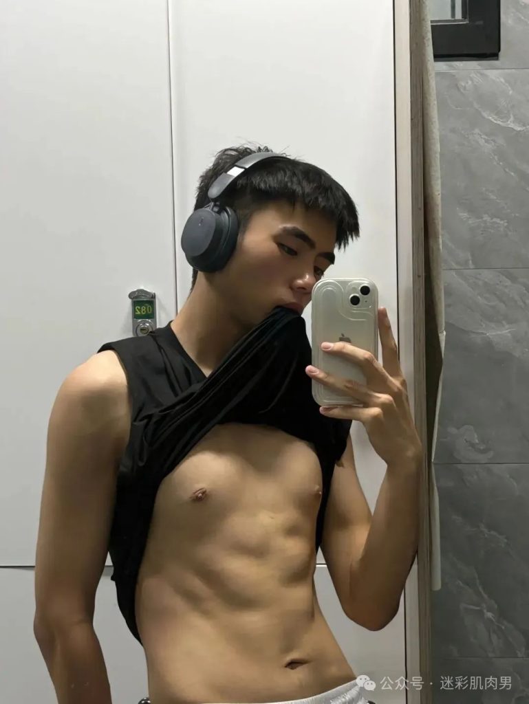 安徽 22 岁野生体育生浴室自拍，这男大实力藏不住了！