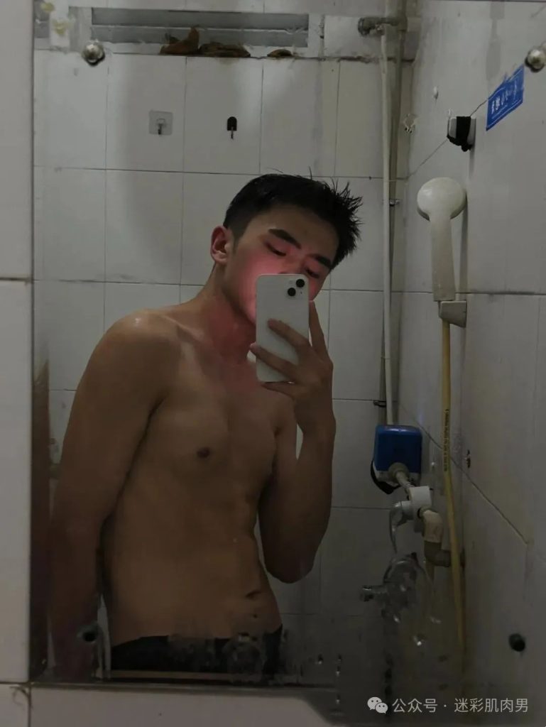 安徽 22 岁野生体育生浴室自拍，这男大实力藏不住了！