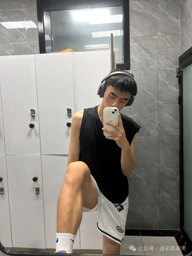 安徽 22 岁野生体育生浴室自拍，这男大实力藏不住了！