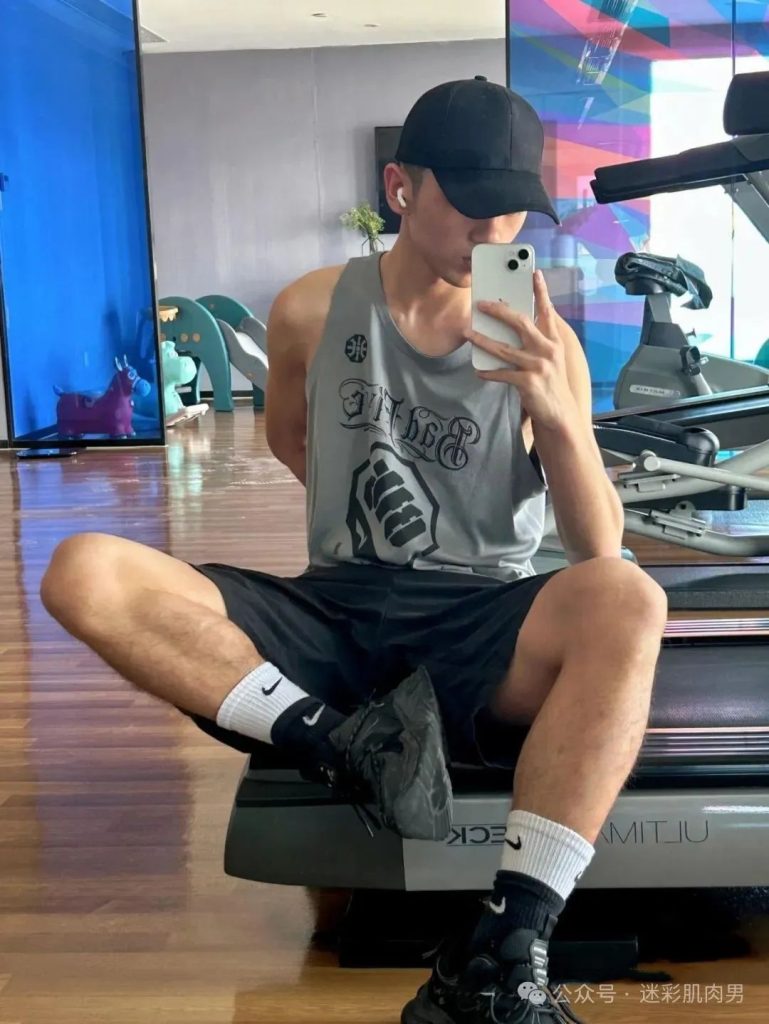 安徽 22 岁野生体育生浴室自拍，这男大实力藏不住了！