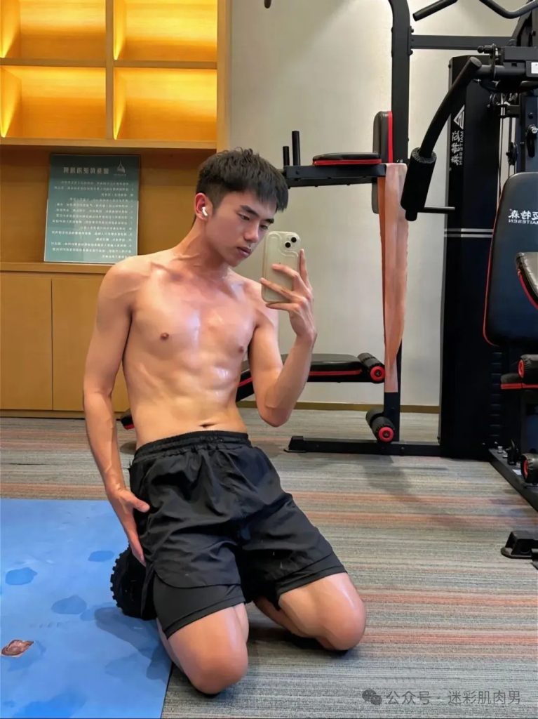 安徽 22 岁野生体育生浴室自拍，这男大实力藏不住了！