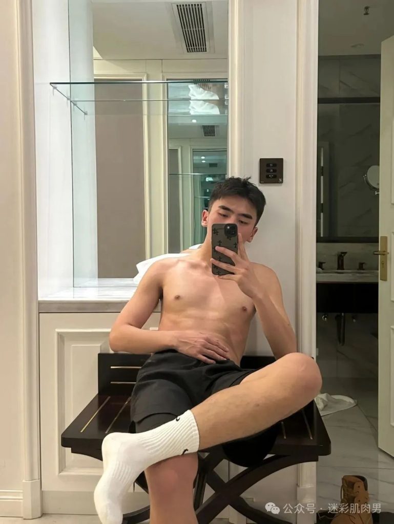 安徽 22 岁野生体育生浴室自拍，这男大实力藏不住了！