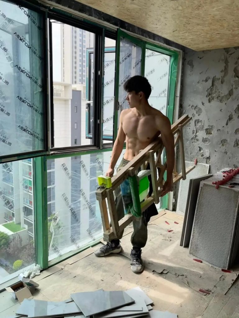 成都肌肉装修工不穿衣服上班,拍视频网上揽客 成都肌肉装修工不穿衣服上班,拍视频网上揽客