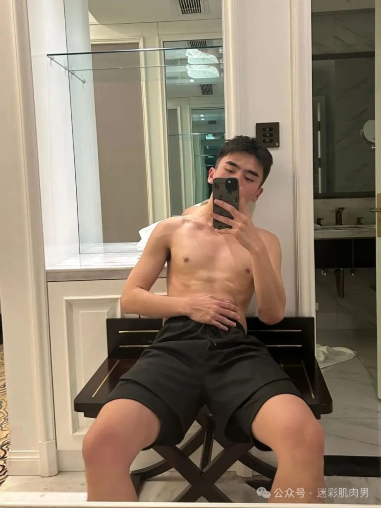 安徽 22 岁野生体育生浴室自拍，这男大实力藏不住了！