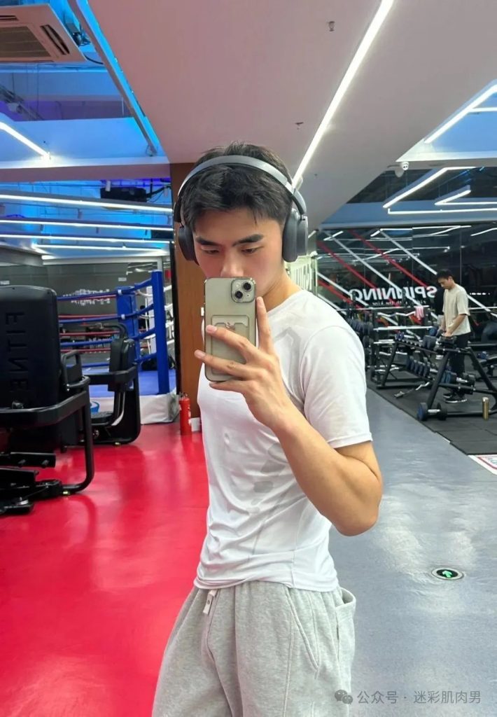 安徽 22 岁野生体育生浴室自拍，这男大实力藏不住了！