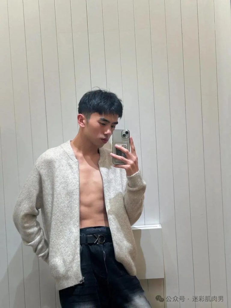 安徽 22 岁野生体育生浴室自拍，这男大实力藏不住了！