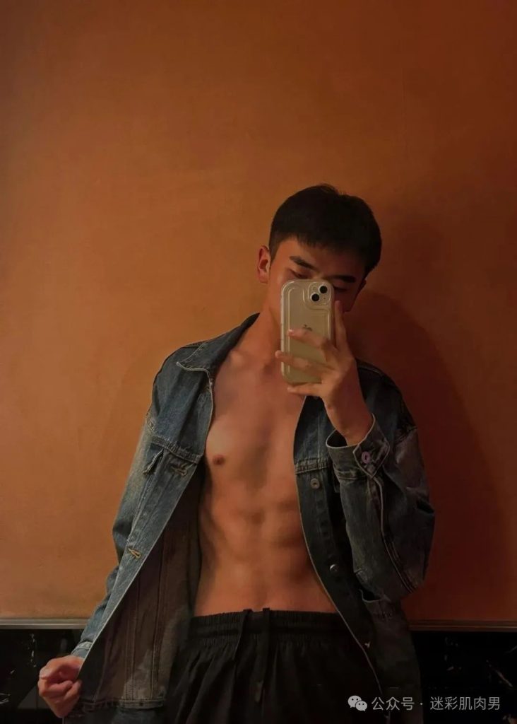 安徽 22 岁野生体育生浴室自拍，这男大实力藏不住了！