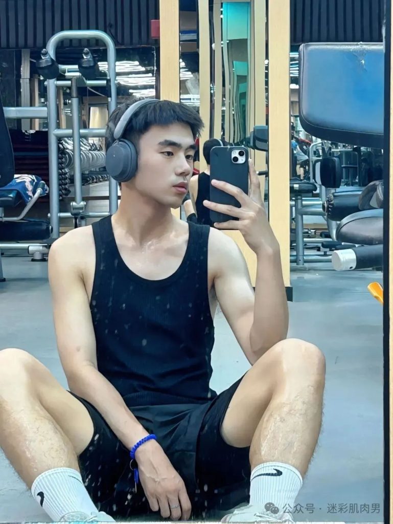 安徽 22 岁野生体育生浴室自拍，这男大实力藏不住了！