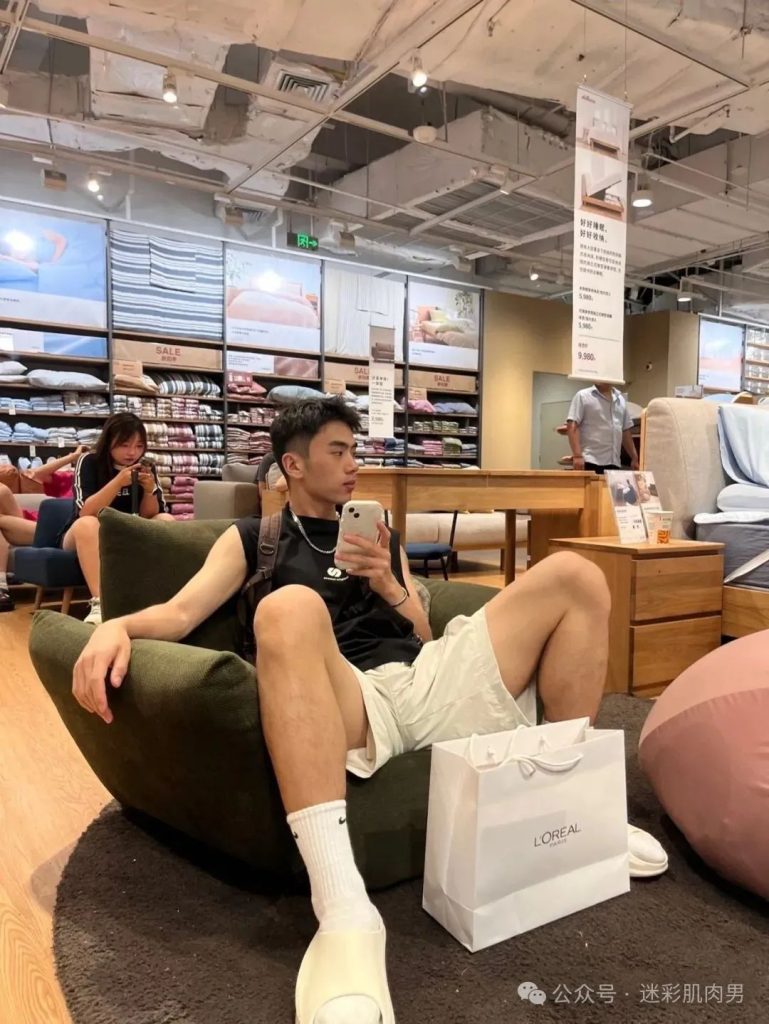 安徽 22 岁野生体育生浴室自拍，这男大实力藏不住了！